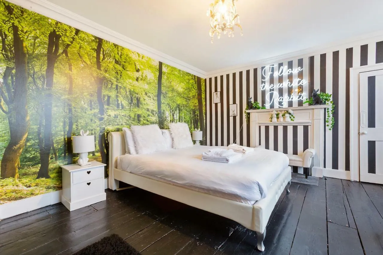 The Wonderland Townhouse - Alice In Wonderland 7Bdr Home Bath United Kingdom