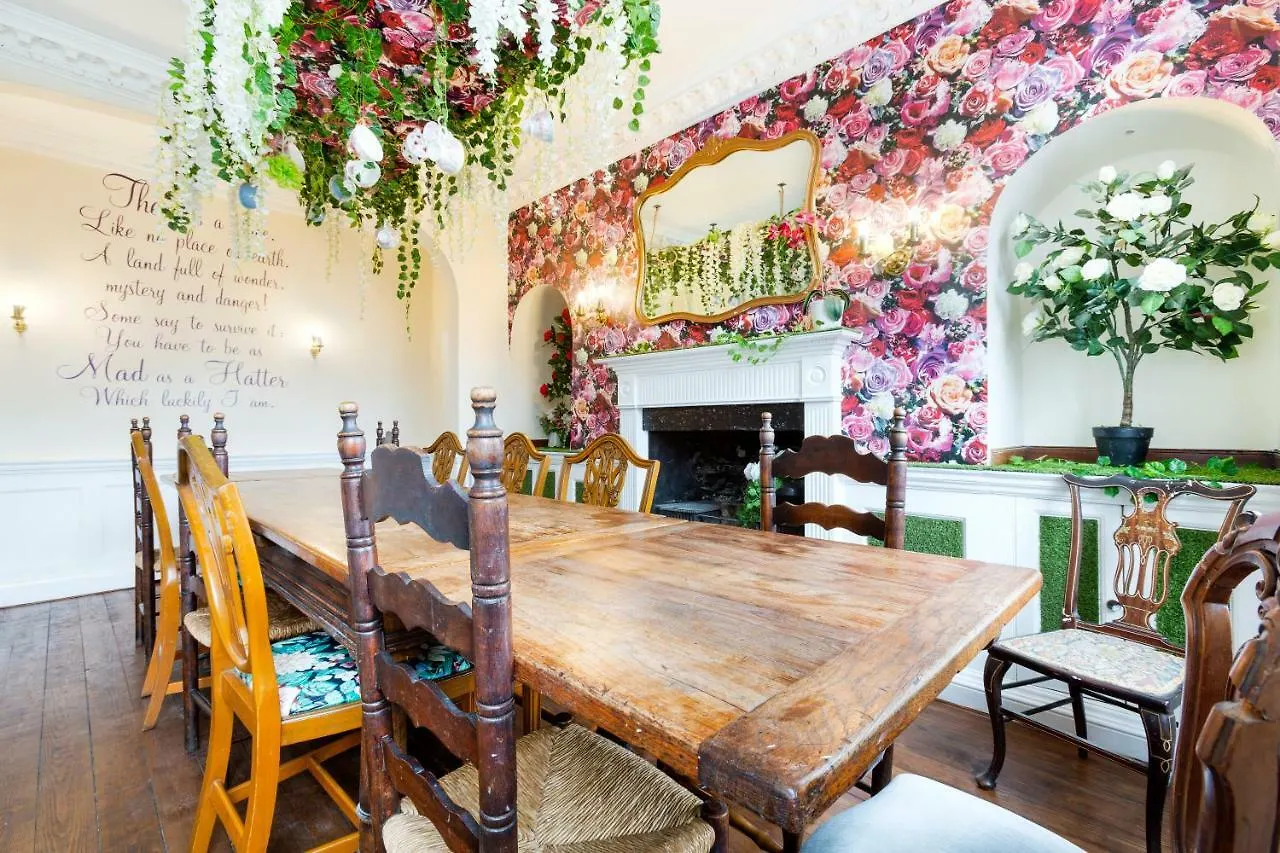 Holiday home The Wonderland Townhouse - Alice In Wonderland 7Bdr Home Bath United Kingdom