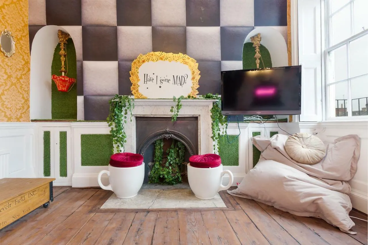 Holiday home The Wonderland Townhouse - Alice In Wonderland 7Bdr Home Bath United Kingdom